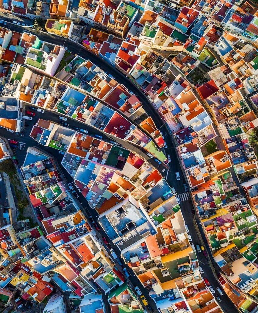Разноцветные крыши можно увидеть в районе Сан-Хуан в Лас-Пальмасе, Канарские острова, Испания. Лас-Пальмас расположен на острове Гран-Канария, примерно в 150 км от побережья Марокко,