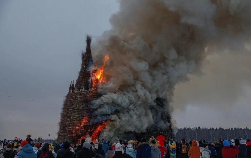 В Калуге на Масленицу сожгли огромный "замок корона-людоеда"