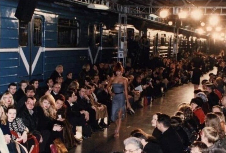 9. Показ новой коллекции "Givenchy" на станции московского метро, 1997 год