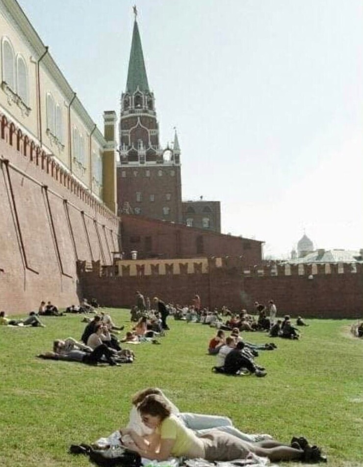 12. Москвичи отдыхают под стенами Кремля, 1990 год