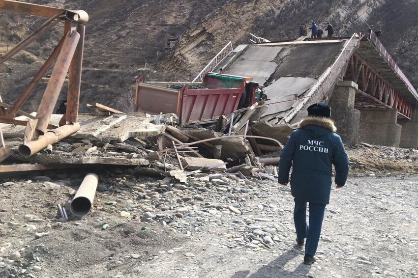В Дагестане обрушился мост вместе с проезжавшим КамАЗом