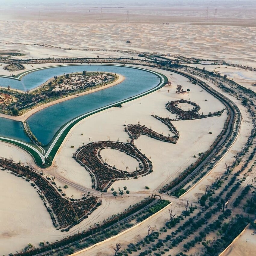 Озеро любви в Дубае: два сердца посреди пустыни