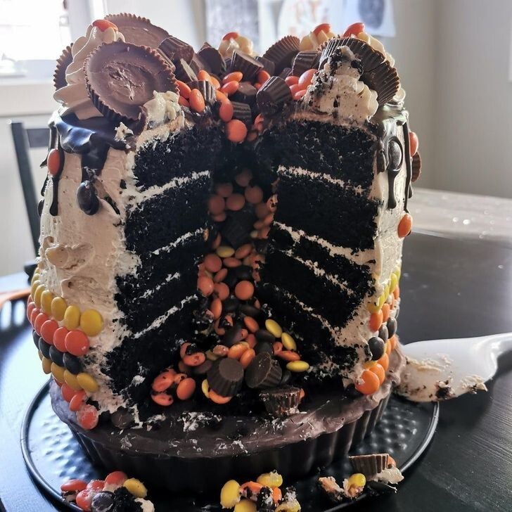 Калорийная бомба – если уж и делать торт в подарок для сладкоежки, то такой! Вот такую радость сделала невестка для свекрови.