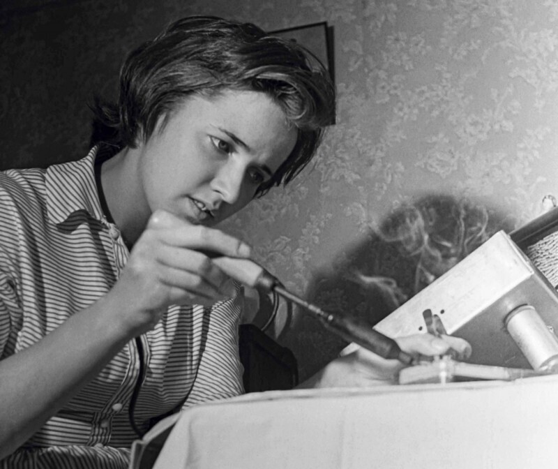 Людмила Путрушко, дочь московского машиниста, ремонтирует радиоприемник. Фото В. Буйновского, 1960.