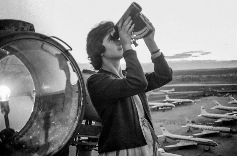 Измерение высоты нижней границы облаков для безопасности полетов в московском аэропорту Внуково. Фото А. Морозова, 1963 г.