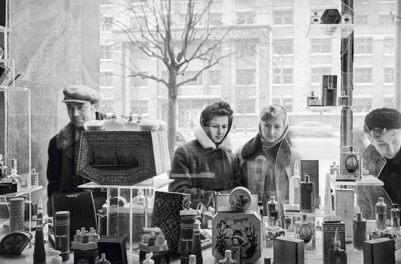 Витрина парфюмерного магазина "Москва" в Москве. Фото Б. Трепетова, А. Конькова, 17 февраля 1960 г.