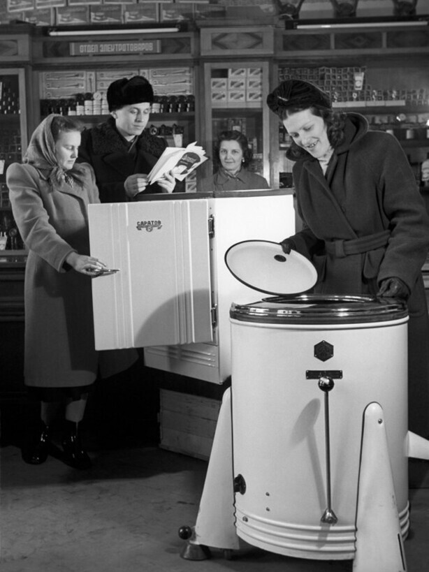 Новая бытовая техника. На первом плане стиральная машина ЭАЯ–2. СССР, 1950-е