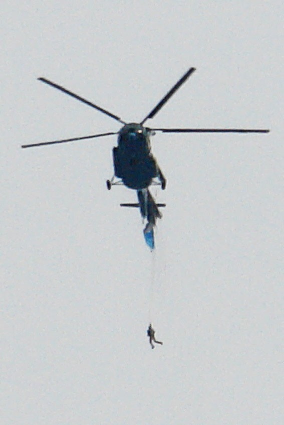 В Чите парашютист случайно зацепился за хвост вертолета