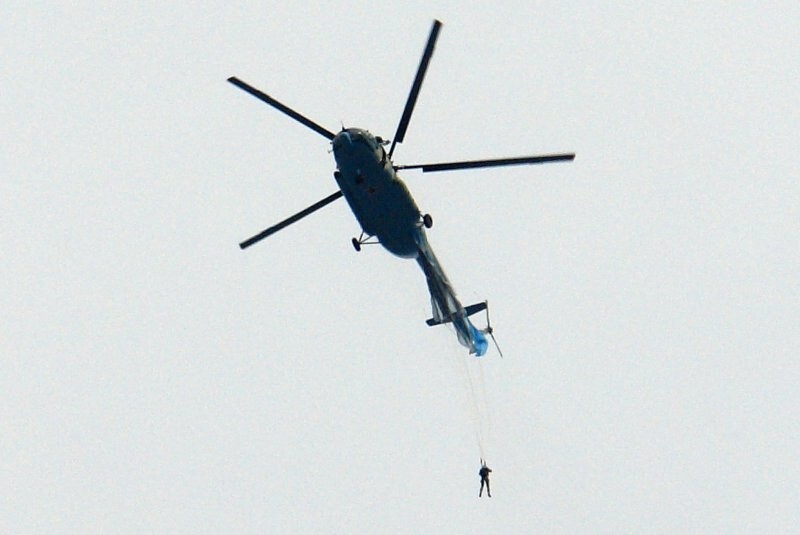 В Чите парашютист случайно зацепился за хвост вертолета