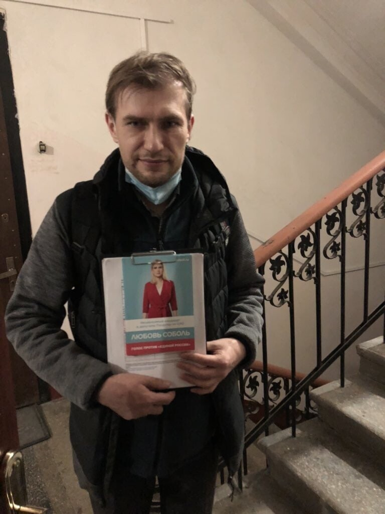 Увидишь в глазок такое чмо... Возьми что по тяжелей, вырази свою гражданскую позицию.
