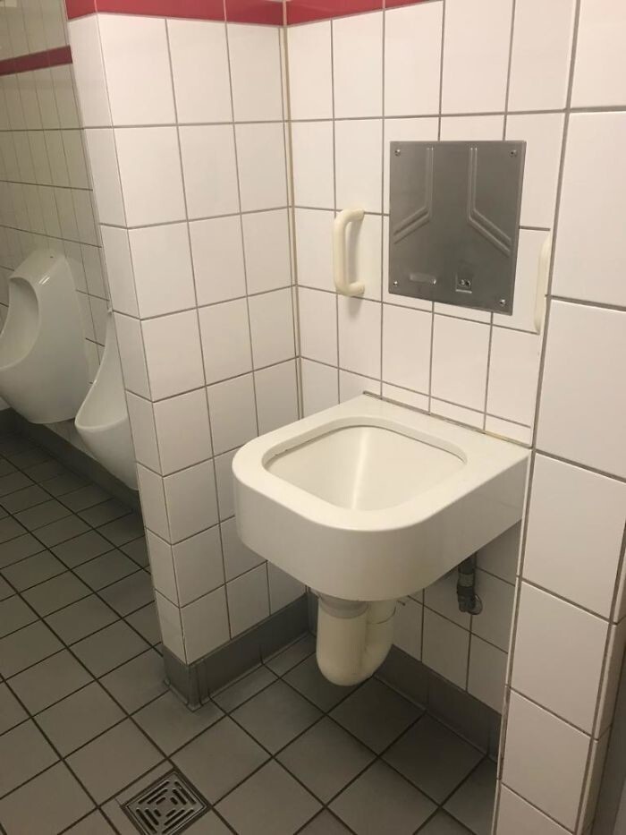20. "Заметил этот странный писсуар в туалете в Кельне, Германии. Что это за штука?"