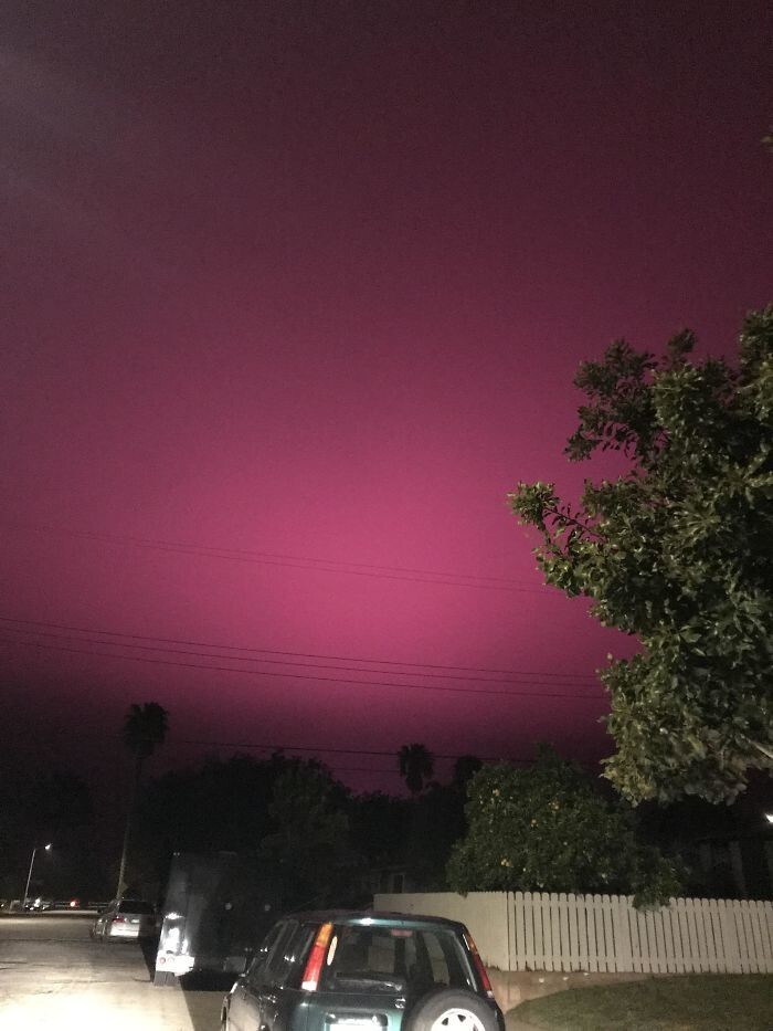 14. "Фиолетовое небо ночью на юге Калифорнии. Держалось минут пять, а потом рассеялось. Что это?"