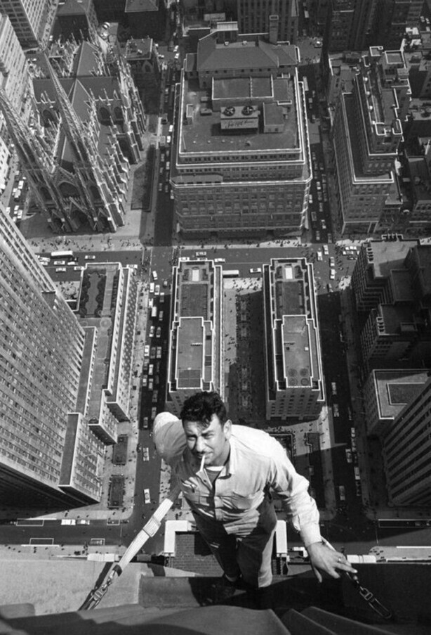 Мойщик окон на небоскрёбе. Нью-Йорк, 1950-е