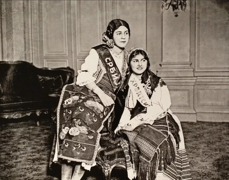 Мисс Сербия и мисс Хорватия на конкурсе красоты. Белград, 1929 год