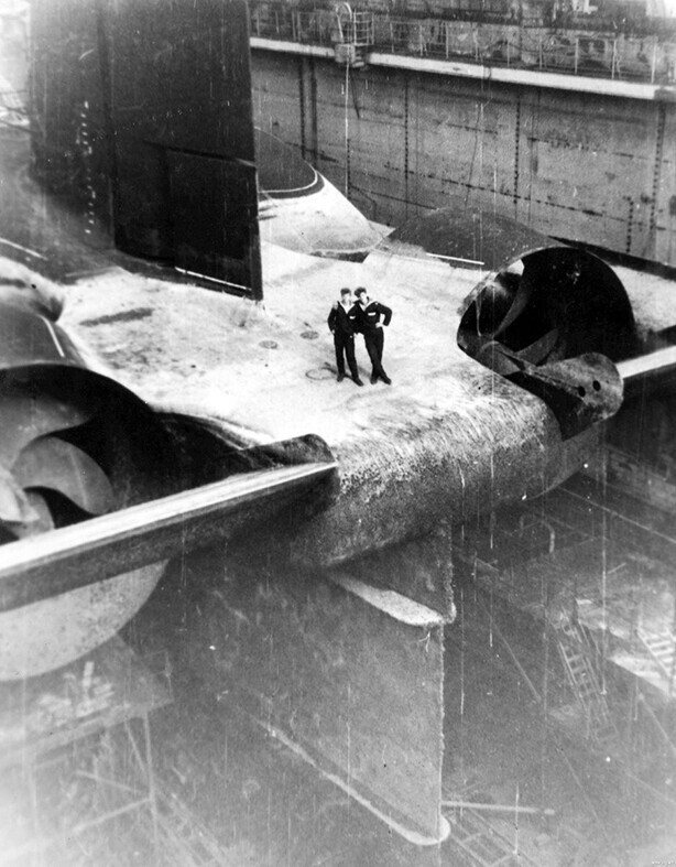 Советские моряки стоят на корме атомной подводной лодки с баллистическими ракетами класса "Акула". СССР. 1986 год