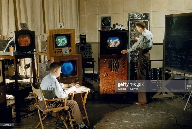 Специалисты тестируют цветовой баланс при разработке цветного телевизора, 7 июля 1954 года, США