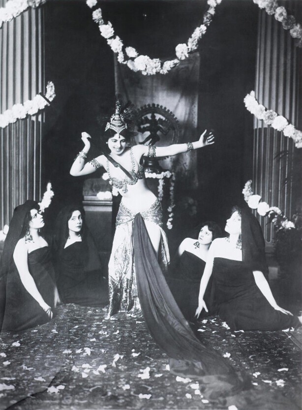 Мата Хари исполняет «брахмические» танцы в музее восточных искусств Гиме. Париж, 1905 г.
