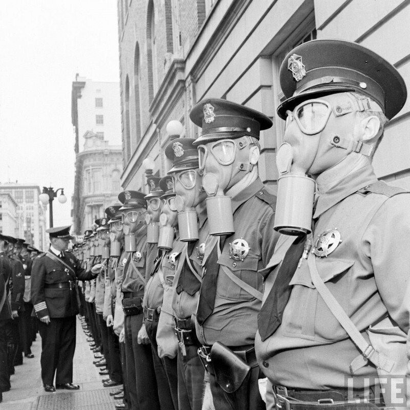 Офицеры полицейского управления Сиэтла во время учений по гражданской обороне. Июнь 1942 г.