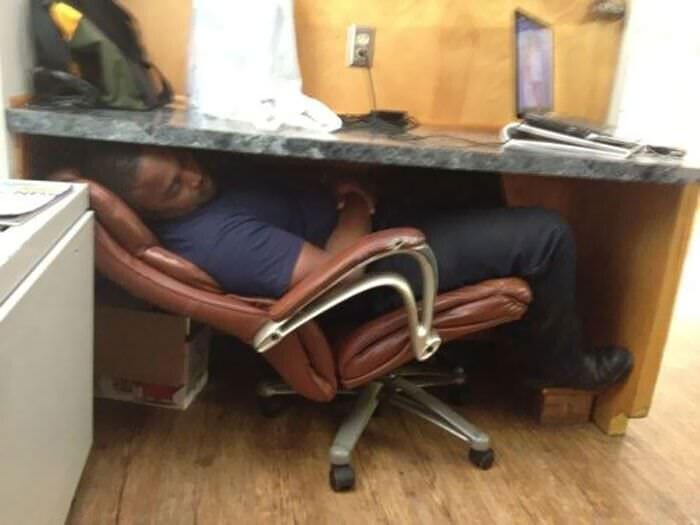Сон под столом - еще один способ в копилку