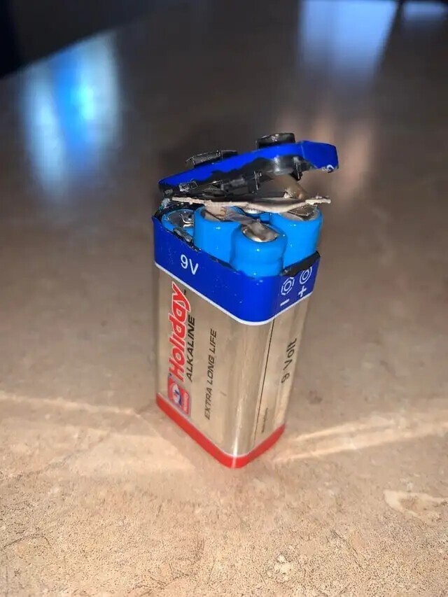 Большая батарейка оказалась «домиком» для маленьких батареек