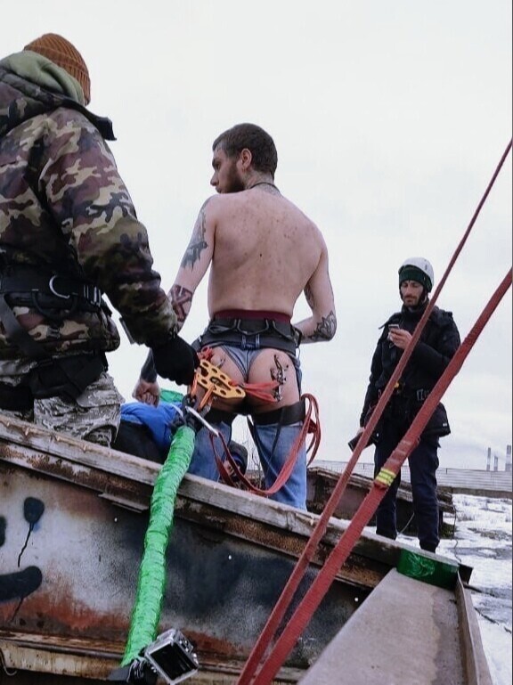 Питерский экстремал прыгнул с моста, зацепившись крюками за ягодицы