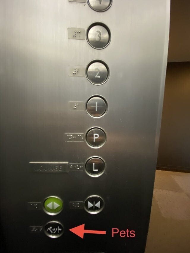 Кнопка «домашние питомцы» в лифте жилого дома в Токио