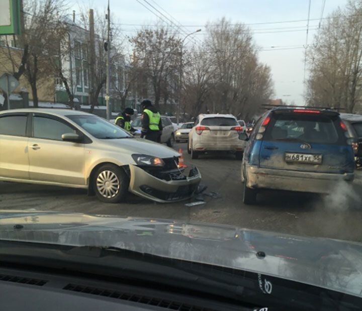 Авария дня. У внедорожника оторвало колесо в Новосибирске