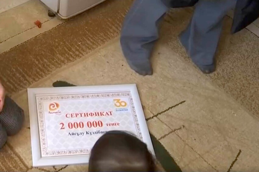 В Казахстане чиновники подарили многодетной матери сертификат на два миллиона, который оказался липовым