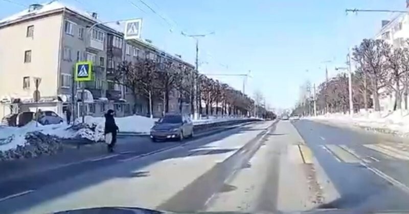 В Чебоксарах автомобилистка сбила пенсионерку на пешеходном переходе и скрылась с места ДТП