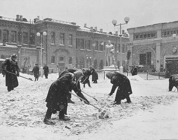 Уборка снега у вокзала в Москве, 1970-е.