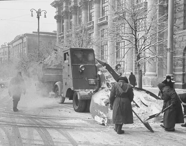 Уборка снега в Москве, 1950-е.