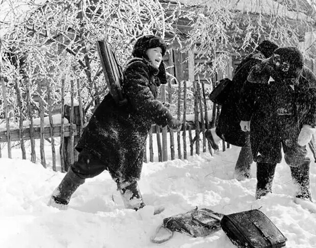 Дети после школы играют в снежки, 1957 год.