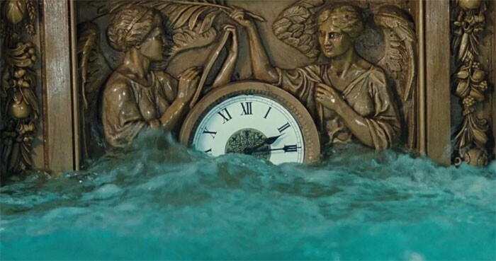 16.  "Титаник" затонул в 02:20, а в фильме, когда корабль все еще тонет, можно увидеть часы, показывающие 02:15