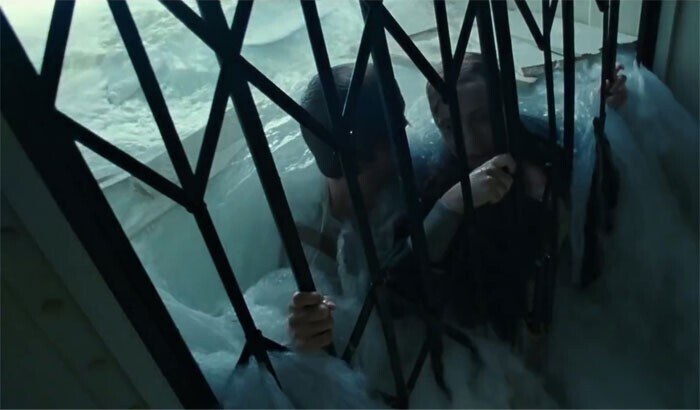 11. Как-то раз во время съемок пальто Уинслет зацепилось за ворота так, что ей пришлось выпутываться из него, чтобы не утонуть
