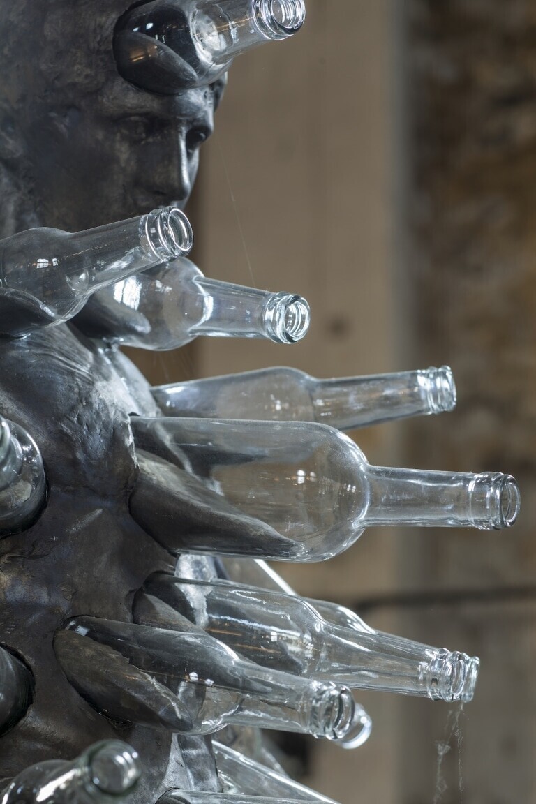 Скульптор показал тяготы алкоголизма в стекле и бронзе