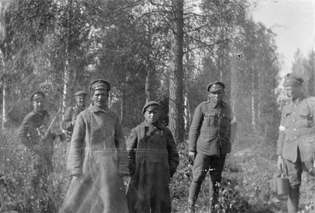 Два пленных американцами большевика, отец и сын 13 лет. Север России, 1918-1919 годы