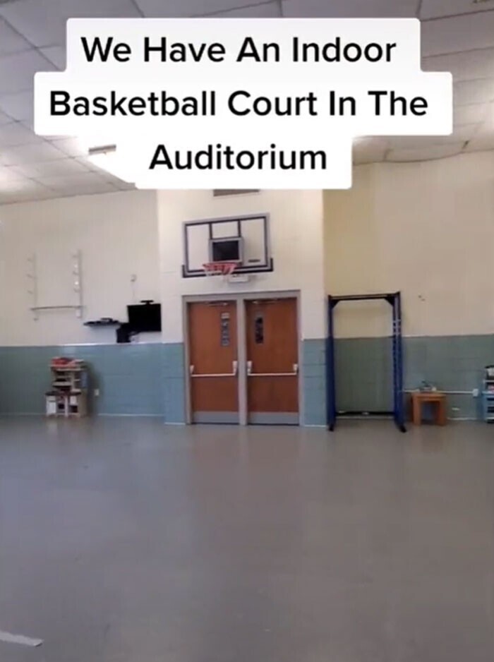 "У  нас есть своя крытая баскетбольная площадка"