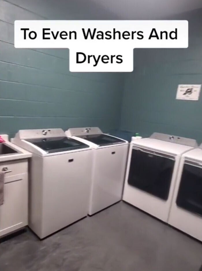 "Даже стиральных машин и сушилок по две"