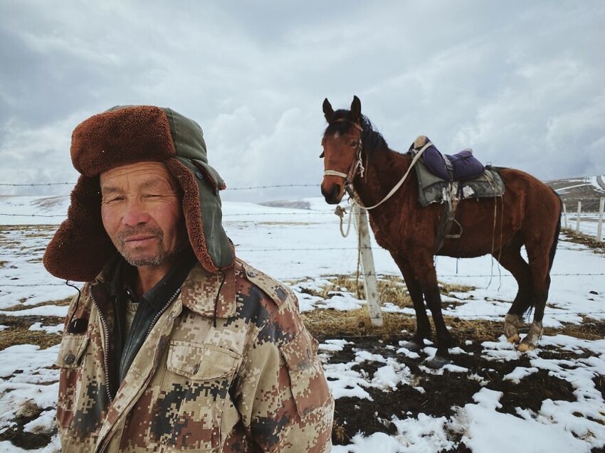 9. Победитель в номинации "Фотограф года": Дэн Лю, "Конюх и его лошадь"