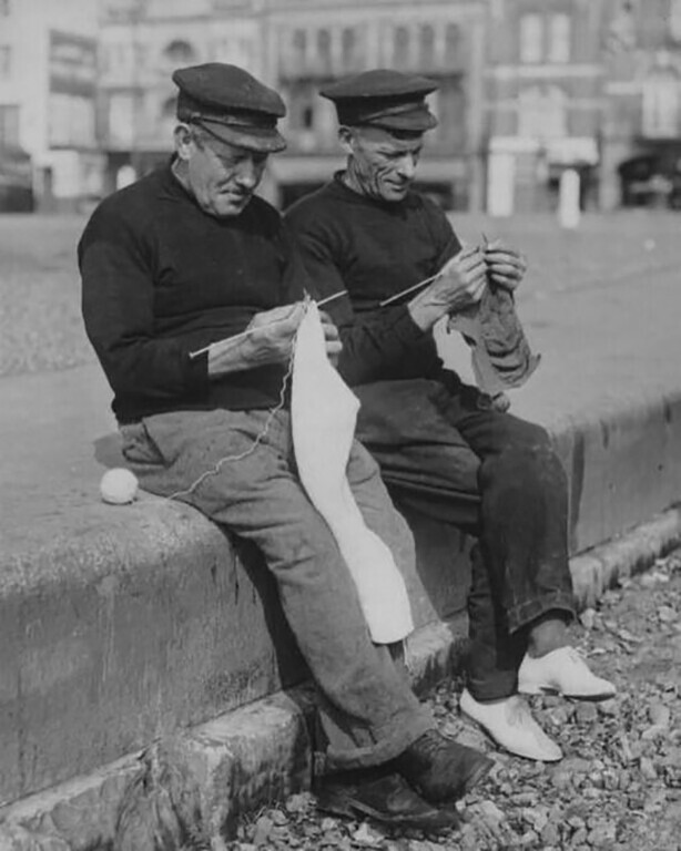 Рыбаки вяжут зимние свитеры, ожидая прибытия лодок, Рамсгейт, Англия, 1930 год