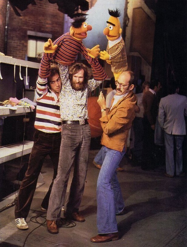  Джим Хенсон и его коллеги держат Берта и Эрни на съемках передачи «Улица Сезам», 1980-е