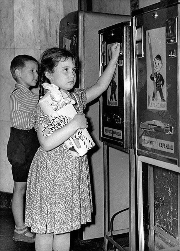 Аппарат по продаже карандашей в Детском мире, Москва, 1959...