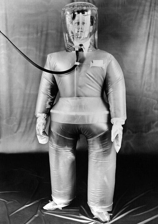 Британский костюм для работы с радиоактивными материалами, 1955 год