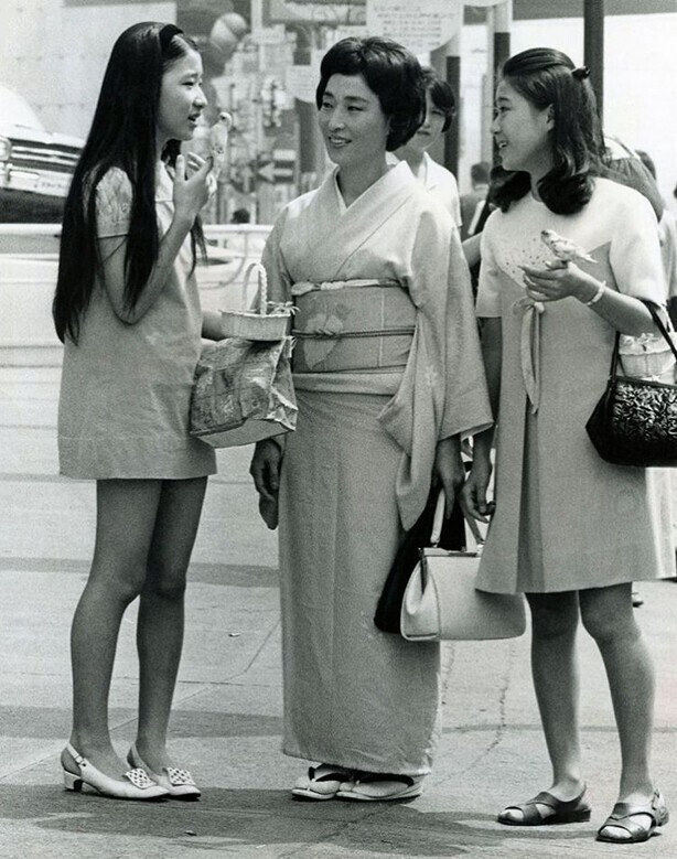 Два мира Японии: мини-юбки и кимоно, Япония, 1968 год