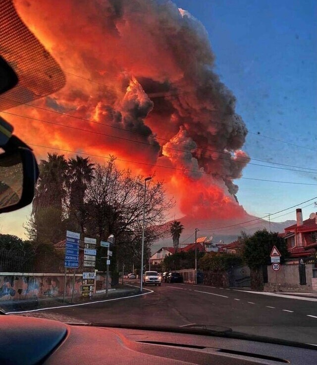 1. Извержение вулкана Этна в Италии
