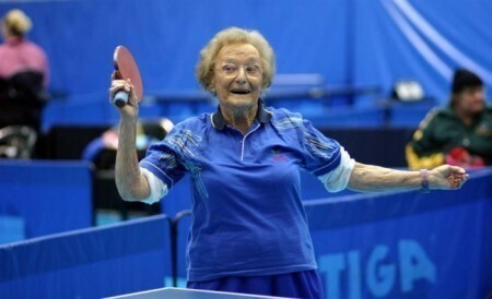  Самый старый игрок в настольный теннис – Дороти де Лоу. Ей было 97 лет, когда она представляла Австралию на 14-ом Чемпионате мира по настольному теннису среди ветеранов в Рио-де-Жанейро, Бразилия.