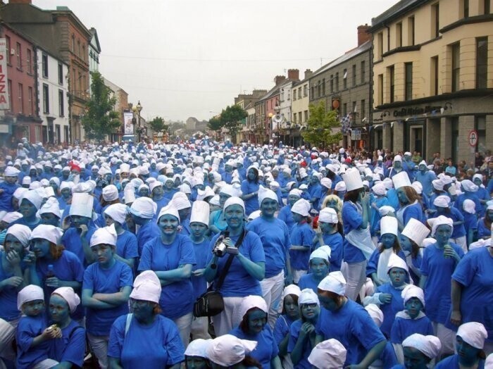Самое большое количество людей, одетых в Смурфов, составляло 1 253. Это люди, которые пришли на фестиваль «Мукномания» в Каслблэйни, Ирландия, 18 июля 2008 года.