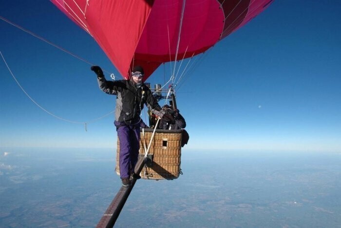  Майк Говард из Великобритании прошелся по балке между двумя воздушными шарами на высоте 6 522 метра недалеко от Сомерсета, Великобритания.