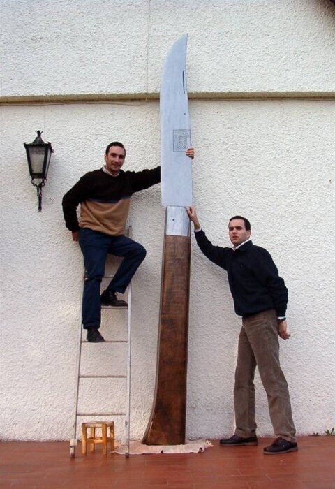 Крупнейший в мире карманный нож составляет в разложенном состоянии 3,9 метров и весит 122 кг. Он был спроектирован Тельмо Кадавез из Португалии, и сделан вручную Виргилио Раулем также из Португалии