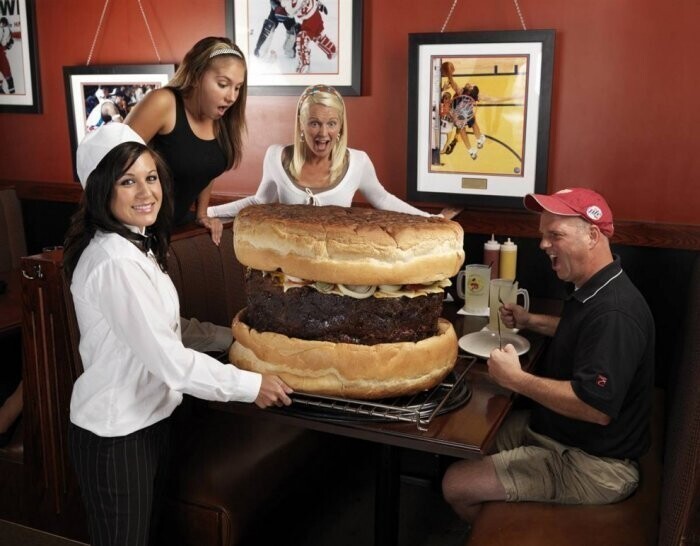 Самый большой съедобный гамбургер весит 74,75 кг и стоит 399 долларов в меню гриль-бара «У Мэлли» в Саутгейте, штат Мичиган.
